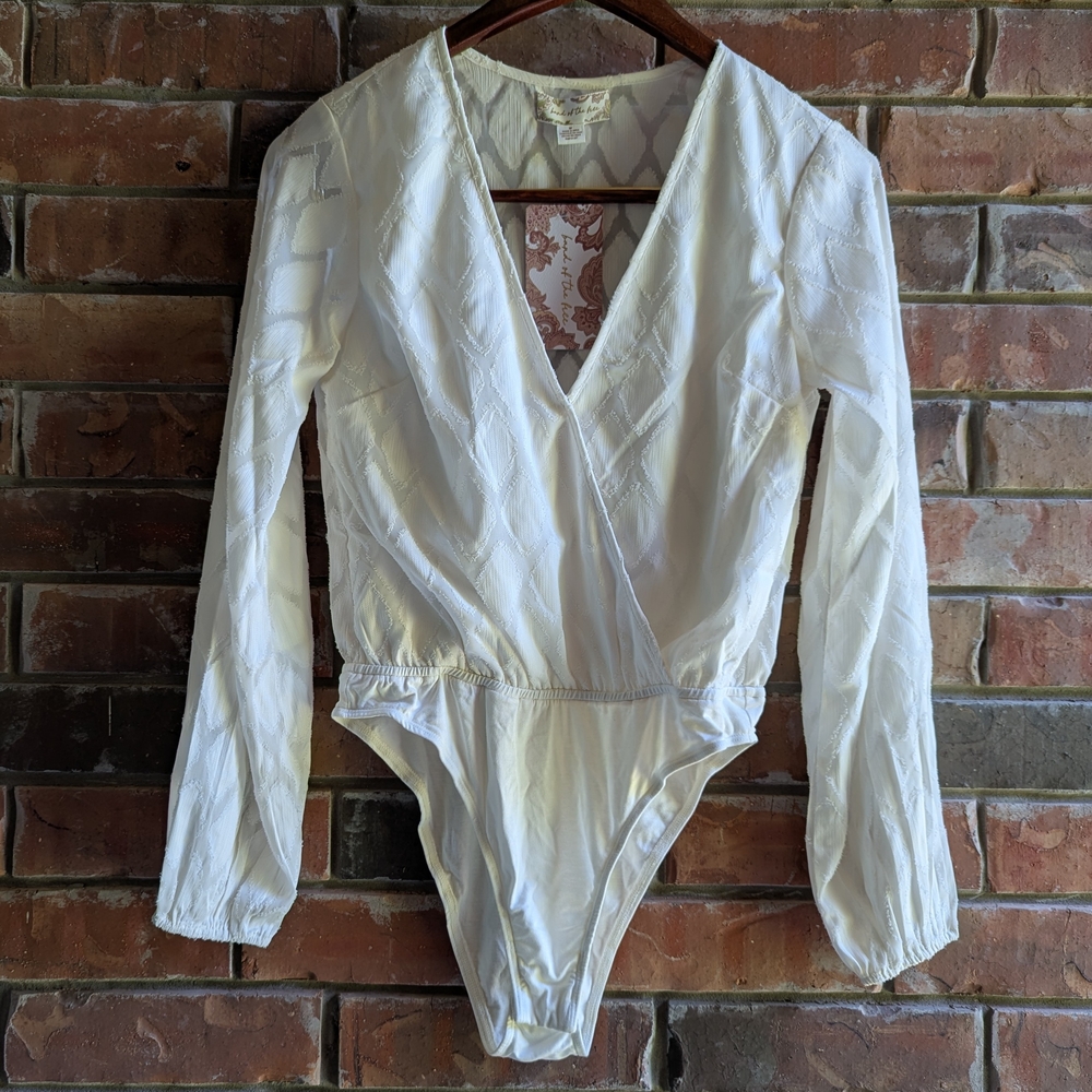 Band Of The Free Long Sleeve Diamond V Neck Bodysuit Cream Women Medium NWT